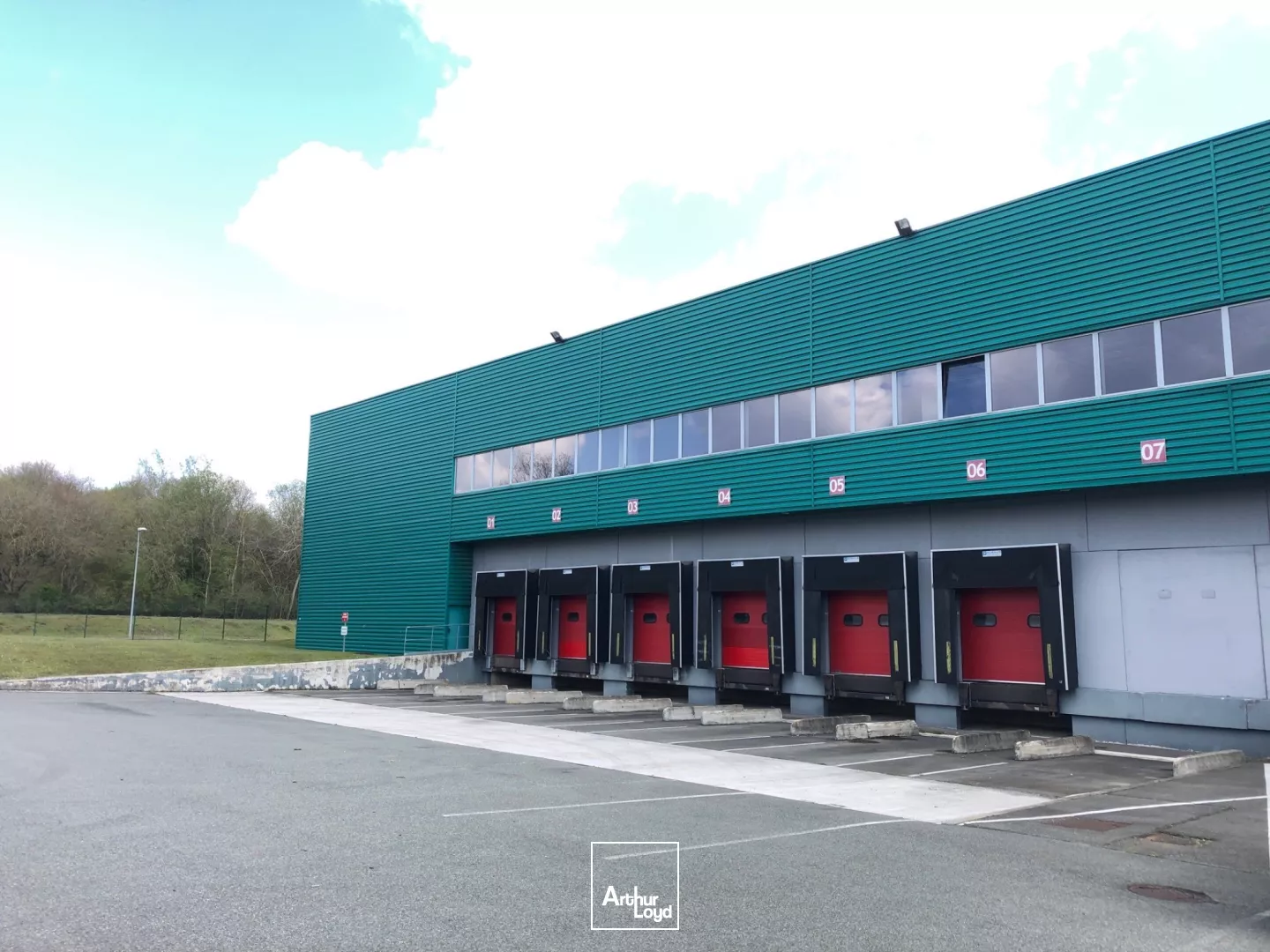 Entrepôt logistique à louer de dernière génération à Moussy-le-Neuf (5527 m² non divisibles). Bail dérogatoire possible