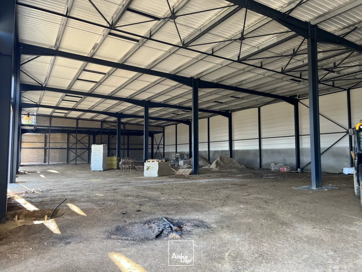 Locaux d'activités neufs modulables - Cellules 370 et 298 m² - Le Mesnil Amelot, accès A1, A104, RER B Roissy