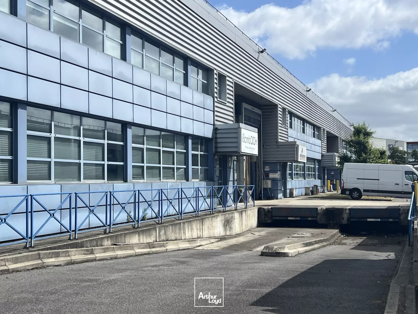 Complexe d'activités URBAPARC - 4 519 m² divisibles à louer - Gateway Paris Nord - Autoroute A86 - Métro