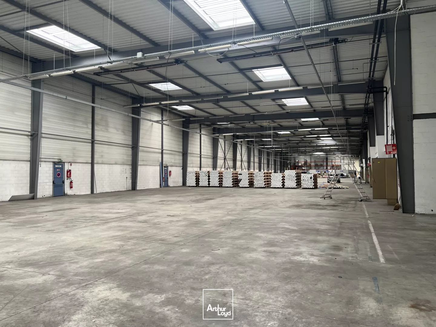 Complexe d'activités URBAPARC - 4 519 m² divisibles à louer - Gateway Paris Nord - Autoroute A86 - Métro