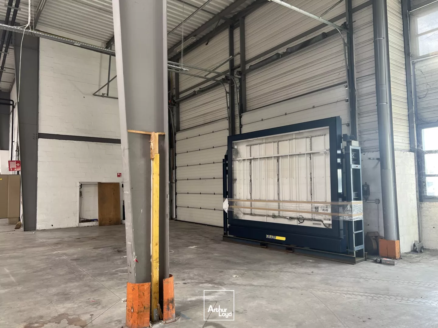 Complexe d'activités URBAPARC - 4 519 m² divisibles à louer - Gateway Paris Nord - Autoroute A86 - Métro