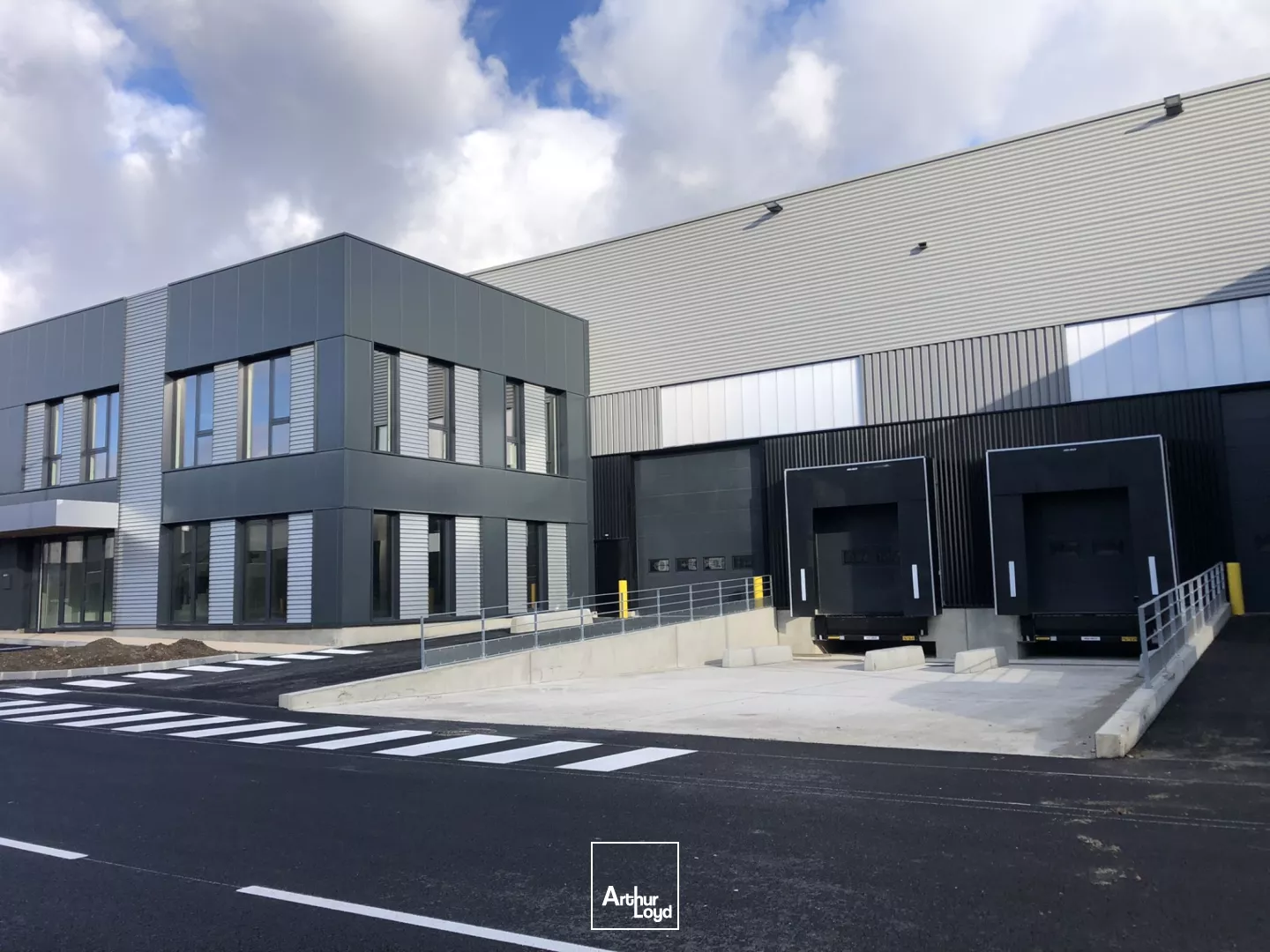 Locaux d'activité et de distribution/stockage à louer - surfaces de 1 251 à 8 319 m² - Le Bourget (93)