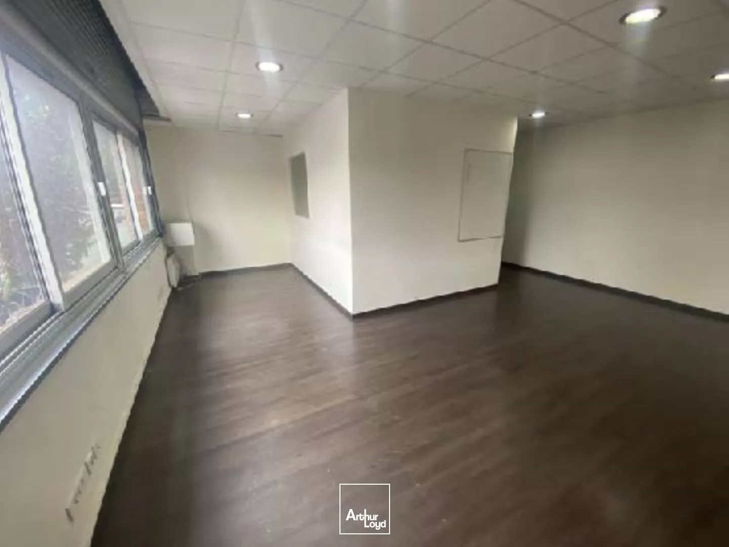 Locaux d'activités divisibles à louer 918 m² au Bourget - accès A1, RER B & CDG, adaptés poids lourds