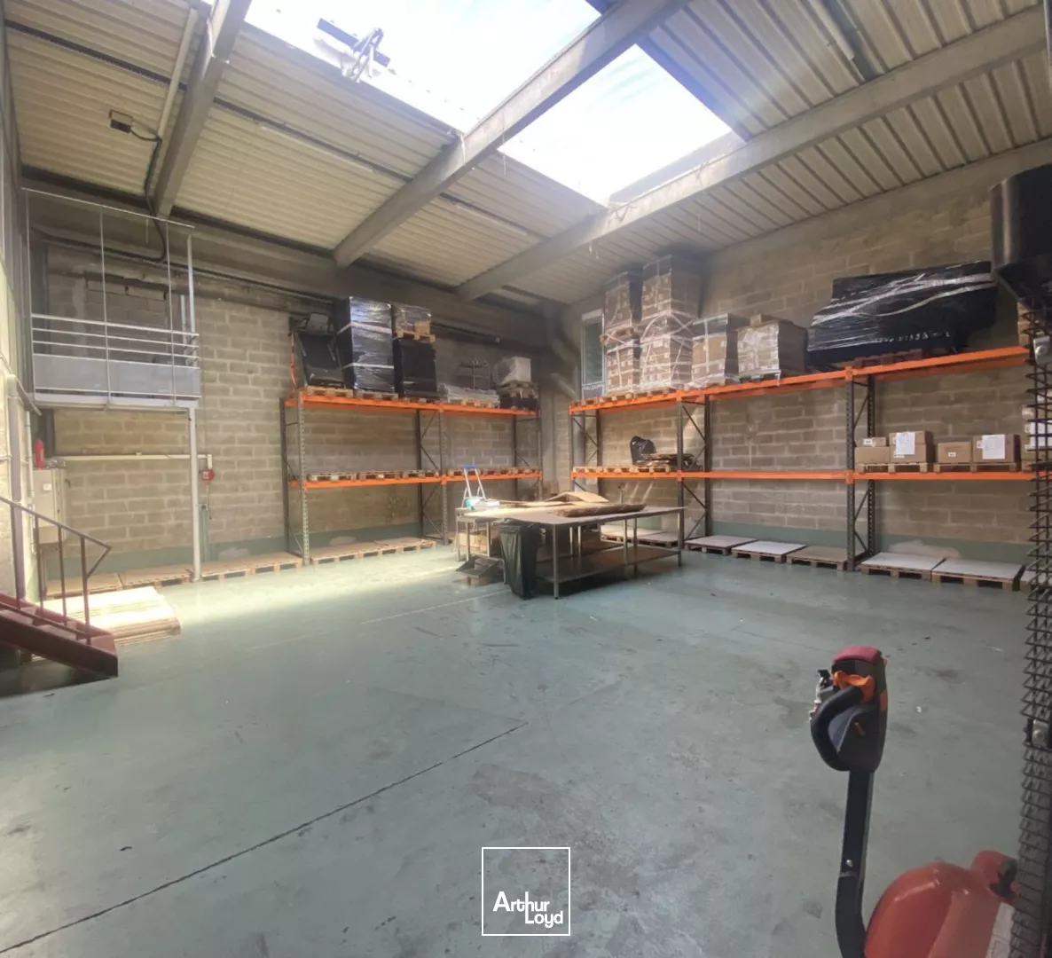 Locaux d'activités divisibles à louer 918 m² au Bourget - accès A1, RER B & CDG, adaptés poids lourds