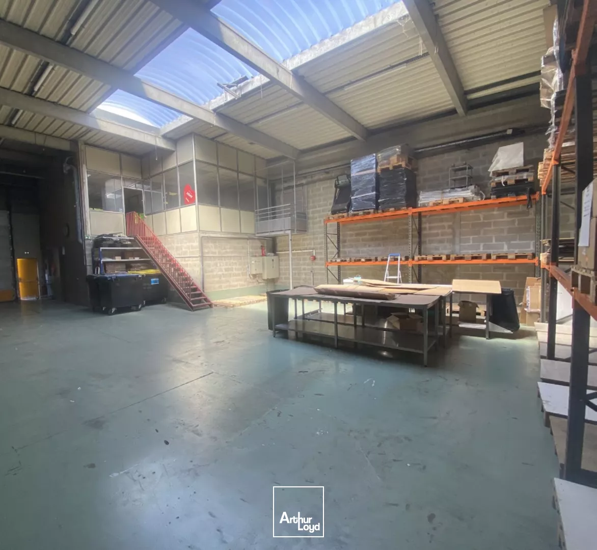 Locaux d'activités divisibles à louer 918 m² au Bourget - accès A1, RER B & CDG, adaptés poids lourds
