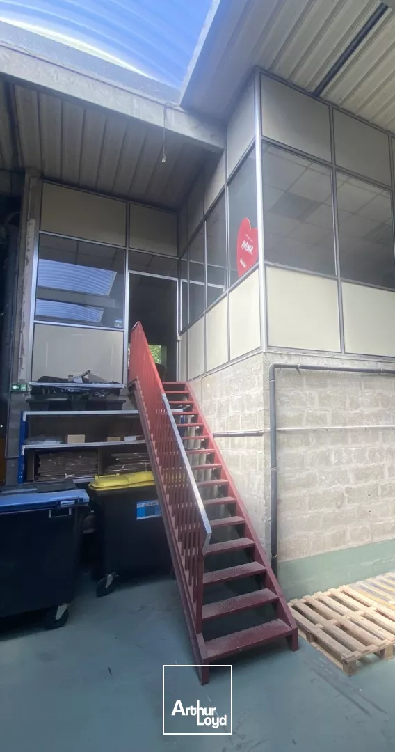 Locaux d'activités divisibles à louer 918 m² au Bourget - accès A1, RER B & CDG, adaptés poids lourds