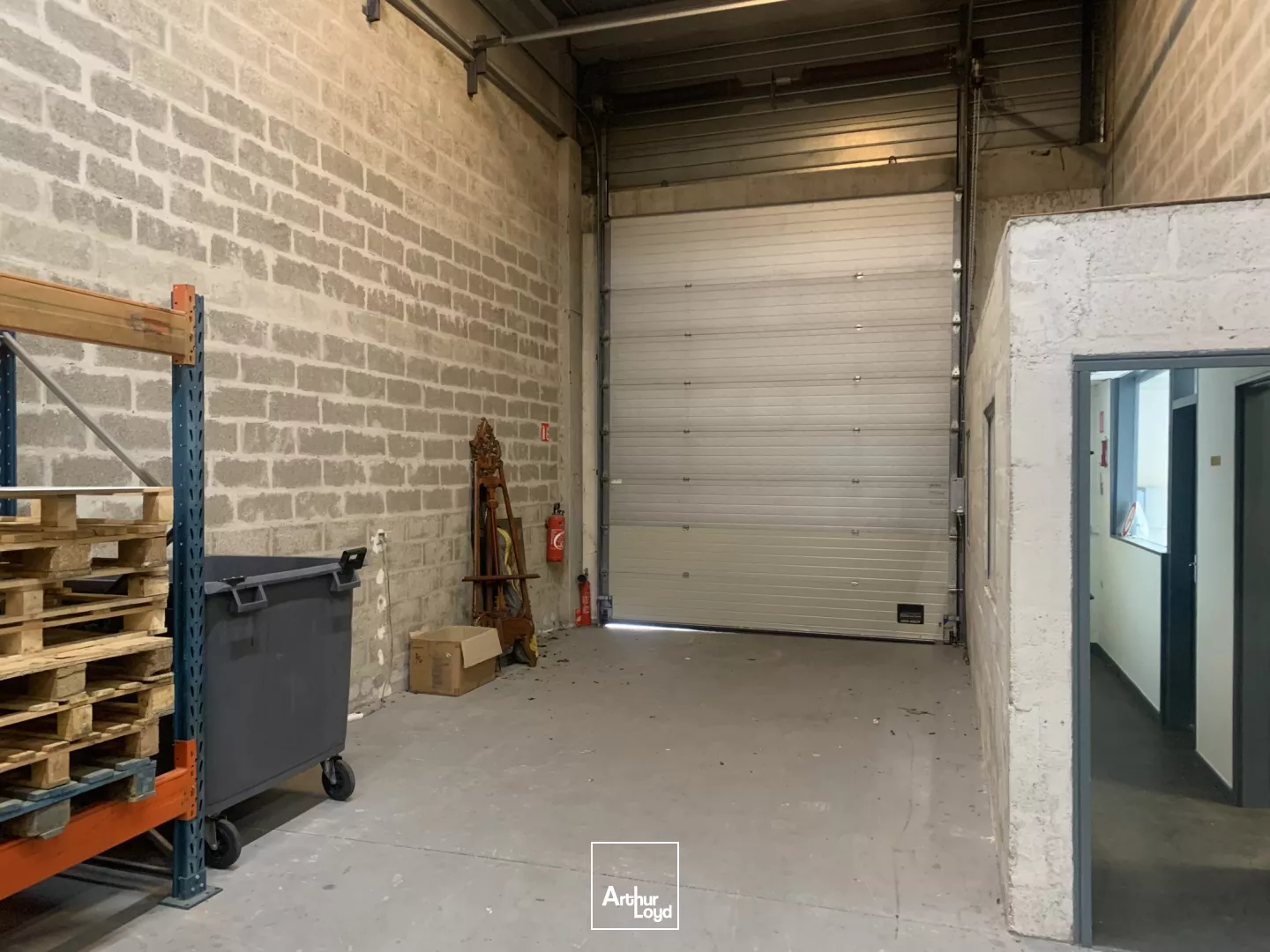 Locaux d'activités divisibles à louer 918 m² au Bourget - accès A1, RER B & CDG, adaptés poids lourds