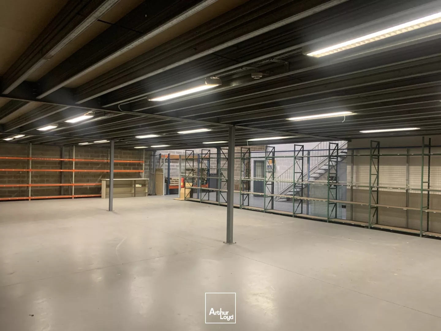 Locaux d'activités divisibles à louer 918 m² au Bourget - accès A1, RER B & CDG, adaptés poids lourds