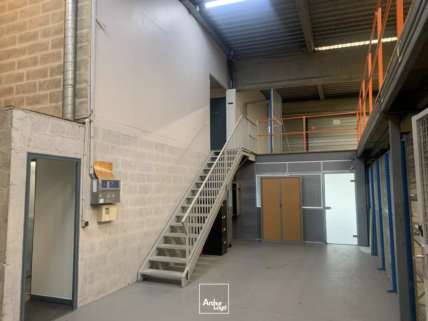 Locaux d'activités divisibles à louer 918 m² au Bourget - accès A1, RER B & CDG, adaptés poids lourds