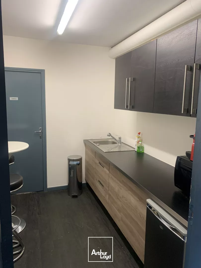 Locaux d'activités divisibles à louer 918 m² au Bourget - accès A1, RER B & CDG, adaptés poids lourds