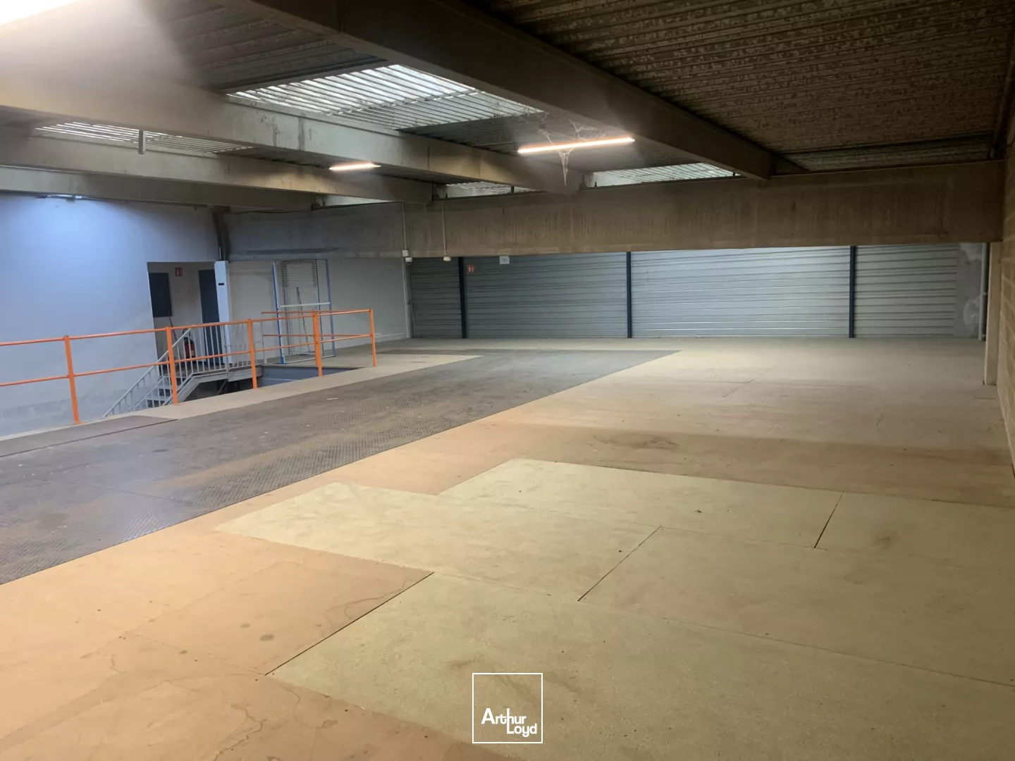 Locaux d'activités divisibles à louer 918 m² au Bourget - accès A1, RER B & CDG, adaptés poids lourds