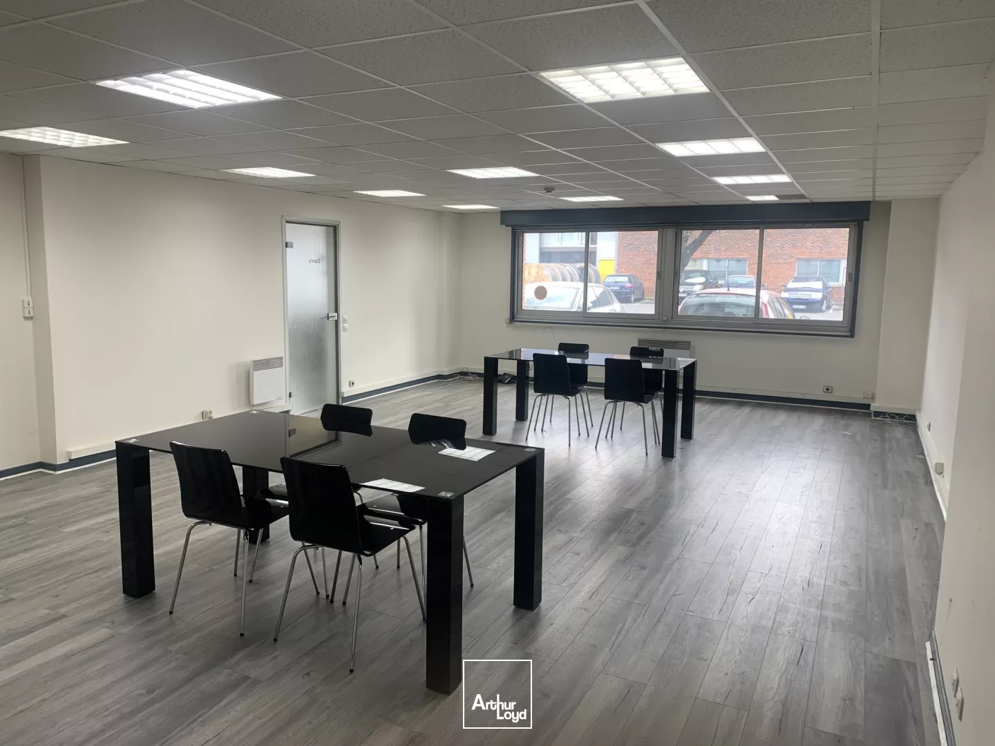 Locaux d'activités divisibles à louer 918 m² au Bourget - accès A1, RER B & CDG, adaptés poids lourds