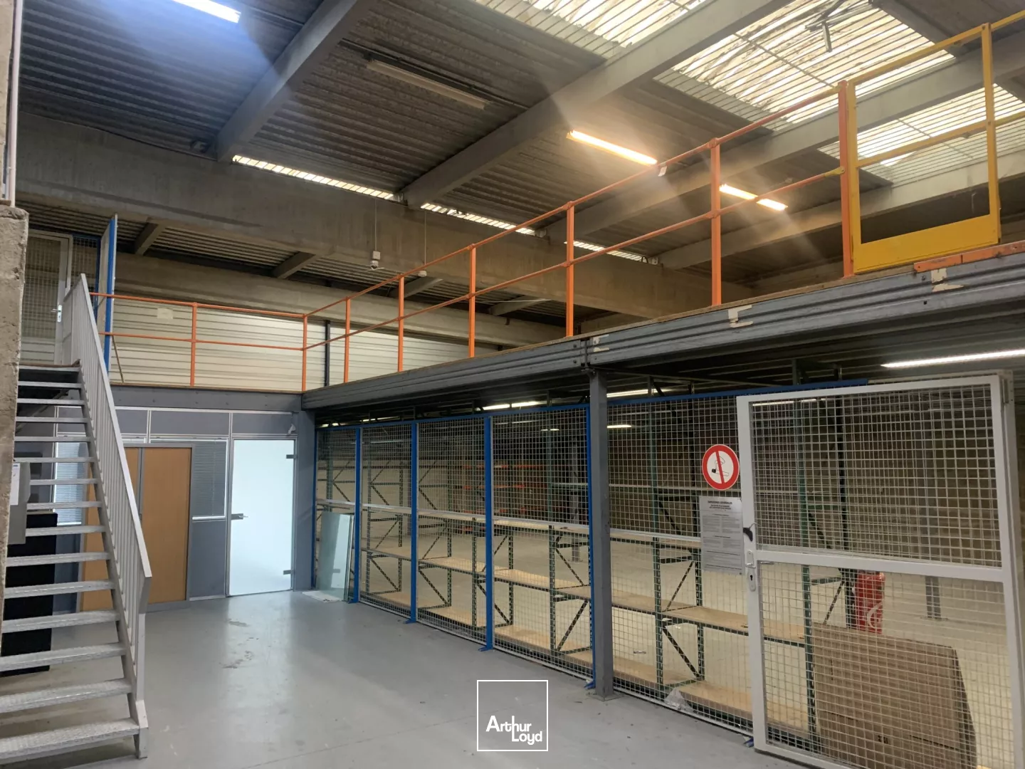 Locaux d'activités divisibles à louer 918 m² au Bourget - accès A1, RER B & CDG, adaptés poids lourds