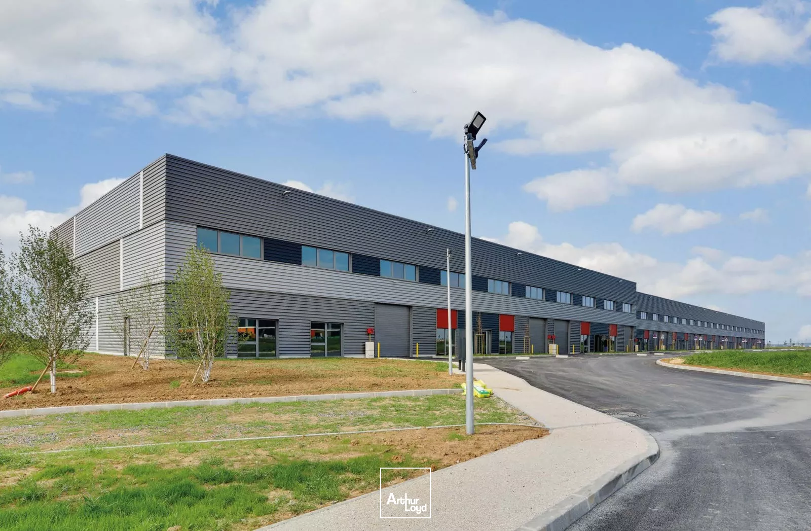 Locaux d'activité récent au Thillay - Modulable dès 370 m², au coeur du Grand Paris et de ses axes routiers