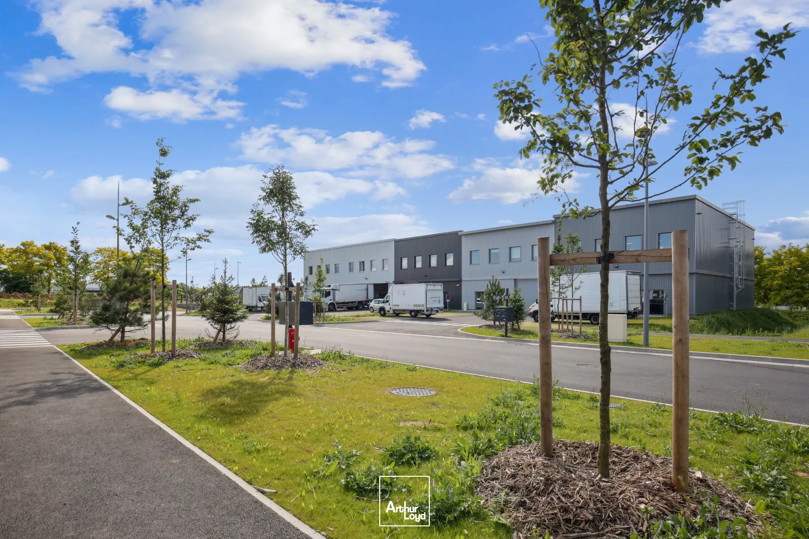 Locaux d'activités à louer à Roissy - Parc certifié BREEAM Very Good face au Golf de Roissy et proche Roissy CdG, surfaces dès 383 m²