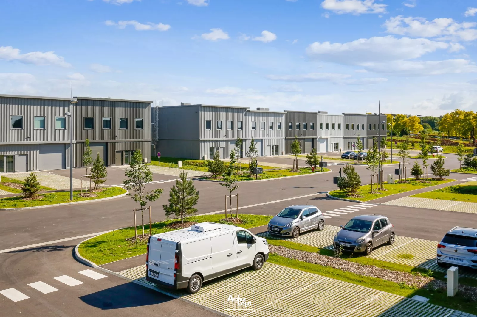 Locaux d'activités à louer à Roissy - Parc certifié BREEAM Very Good face au Golf de Roissy et proche Roissy CdG, surfaces dès 383 m²