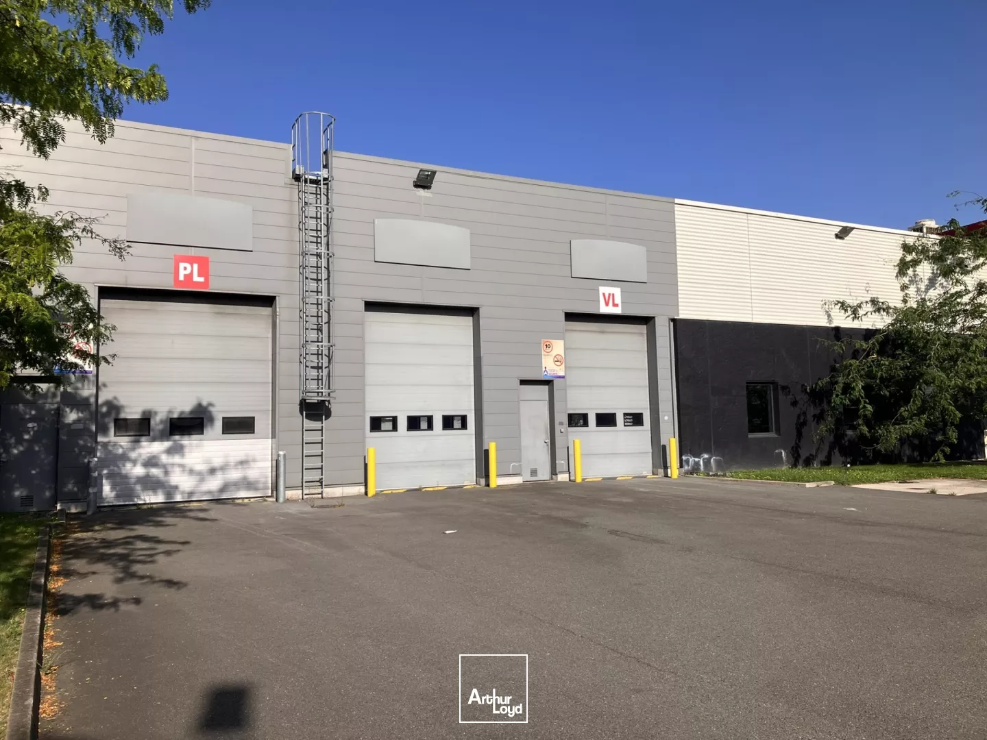 Parc d'activités premium à La Courneuve : A la location, locaux modulables et sécurisés pour vos projets à partir de 956 m2