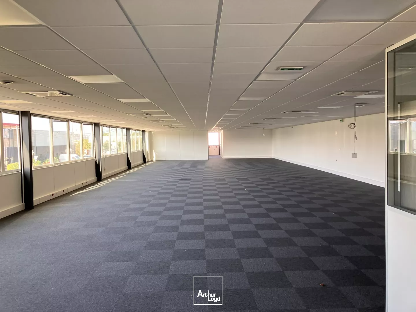 Parc d'activités premium à La Courneuve : A la location, locaux modulables et sécurisés pour vos projets à partir de 956 m2