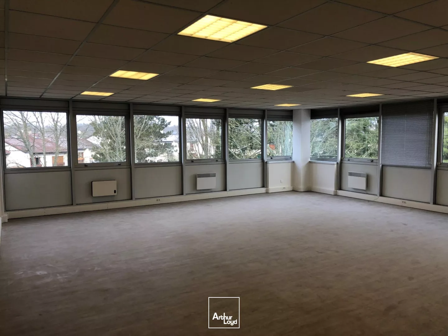 Activités et Bureaux à louer à LES ULIS 91940