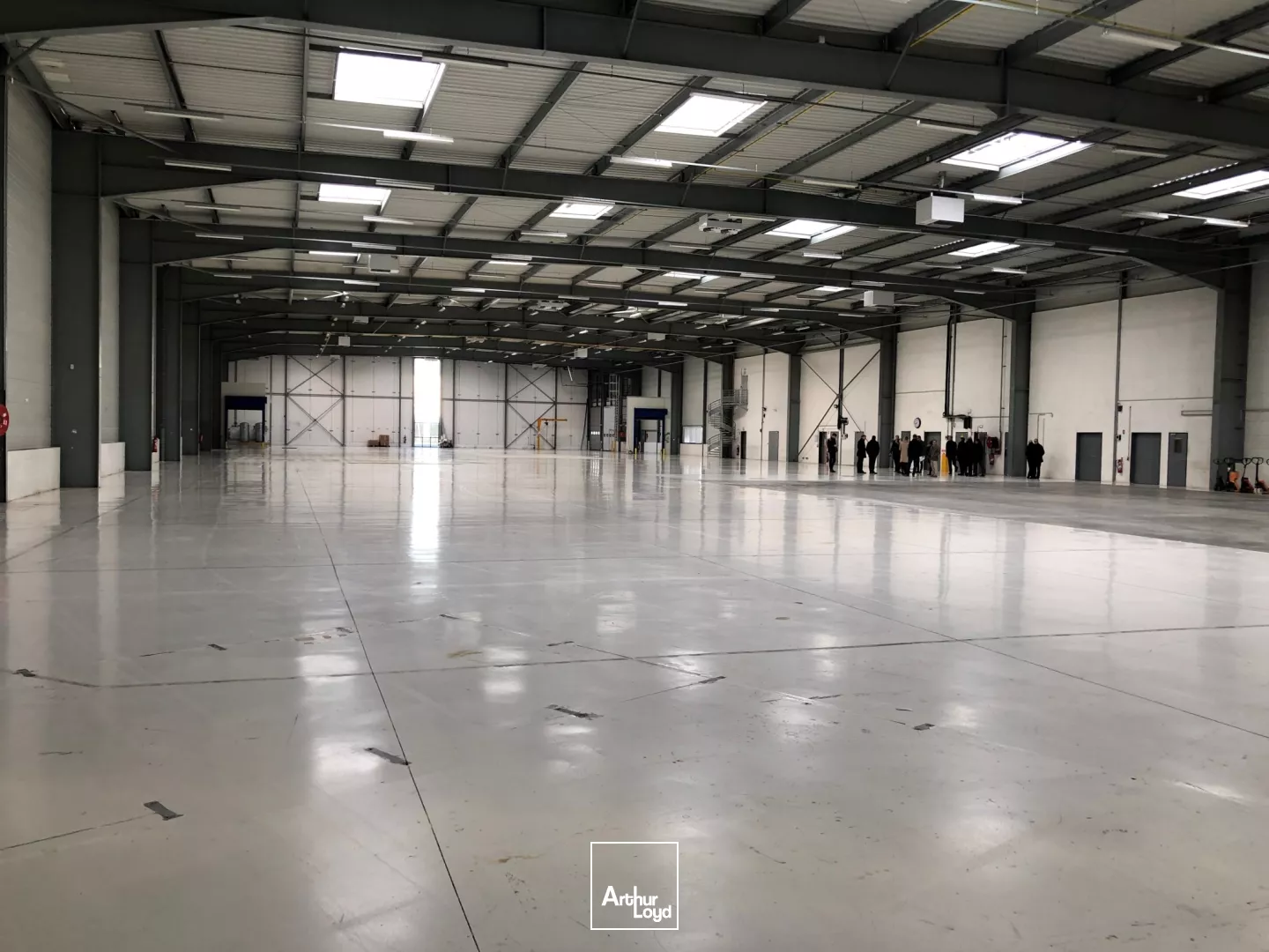 Location locaux d'activité et bureaux modulables - Surface de 4174 m2 divisibles à partir de 760 m2 - Le Mesnil Amelot, proche Paris CDG