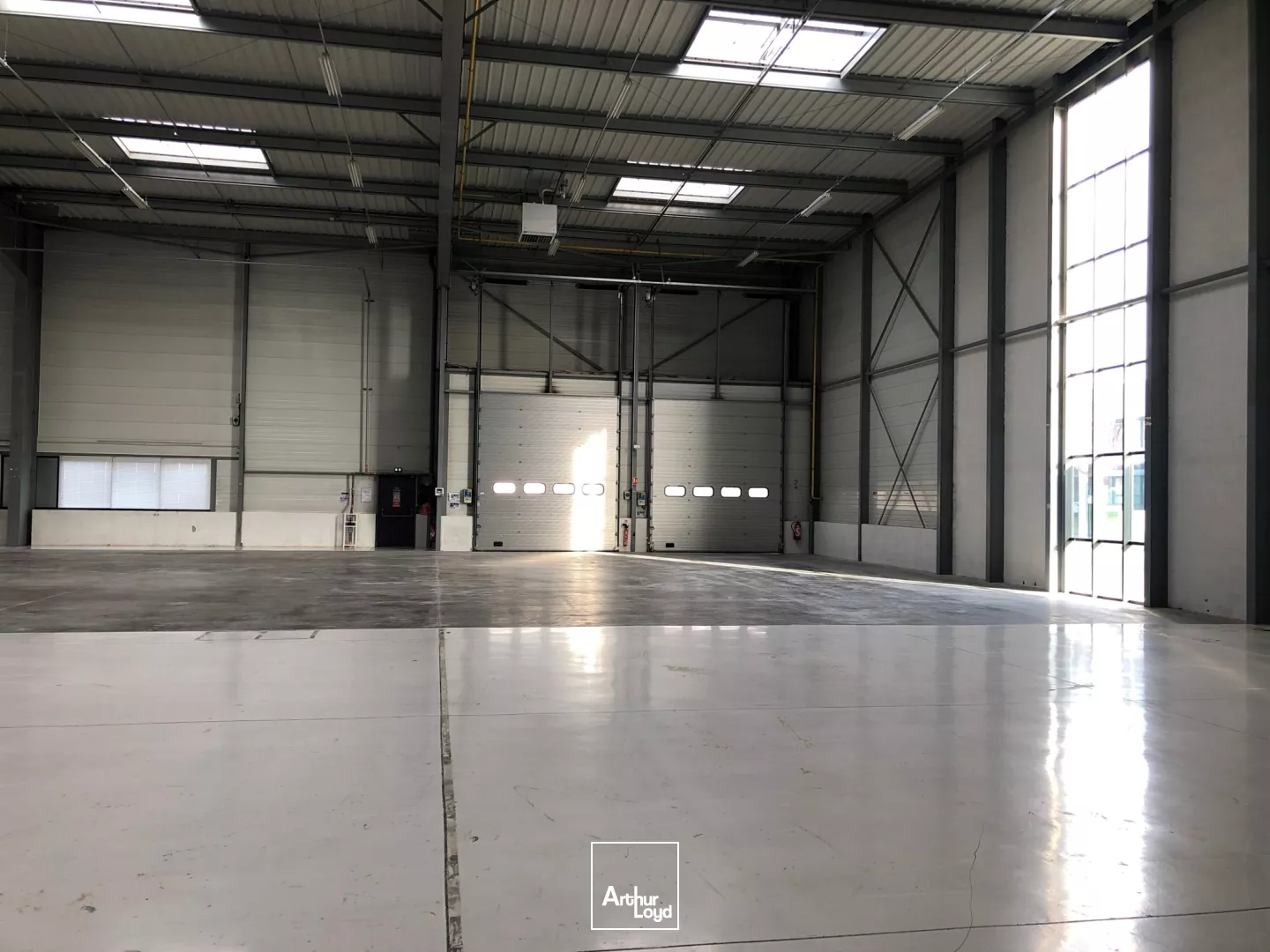 Location locaux d'activité et bureaux modulables - Surface de 4174 m2 divisibles à partir de 760 m2 - Le Mesnil Amelot, proche Paris CDG