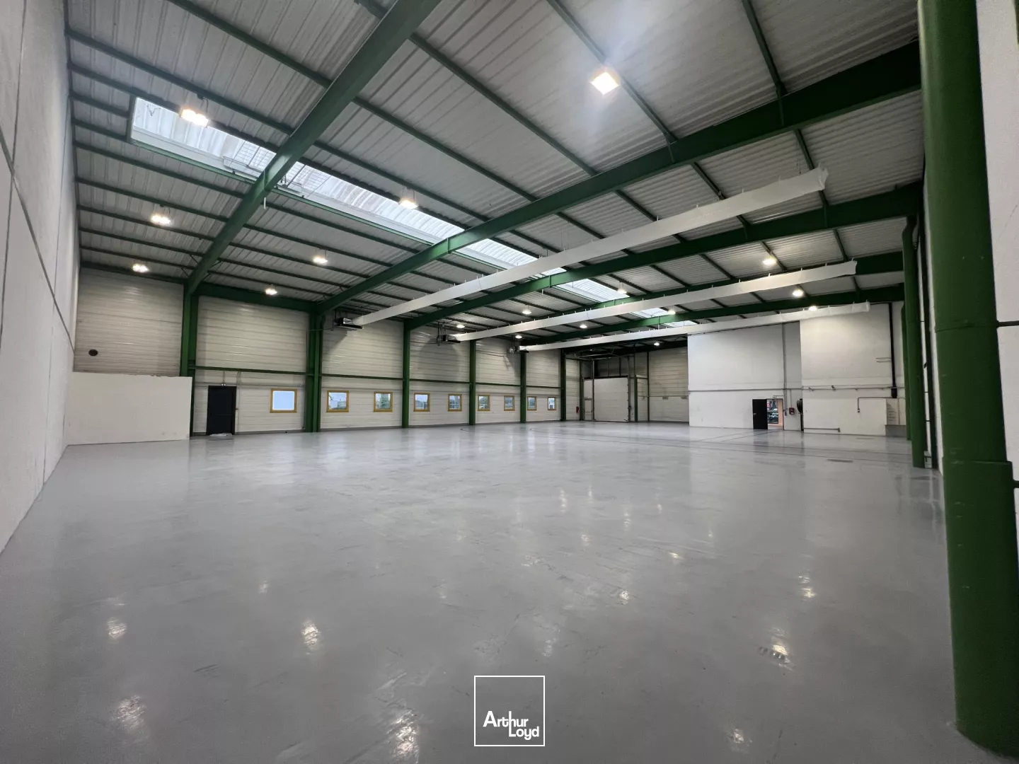 Location locaux d'activité et bureaux modulables - Surface de 4174 m2 divisibles à partir de 760 m2 - Le Mesnil Amelot, proche Paris CDG