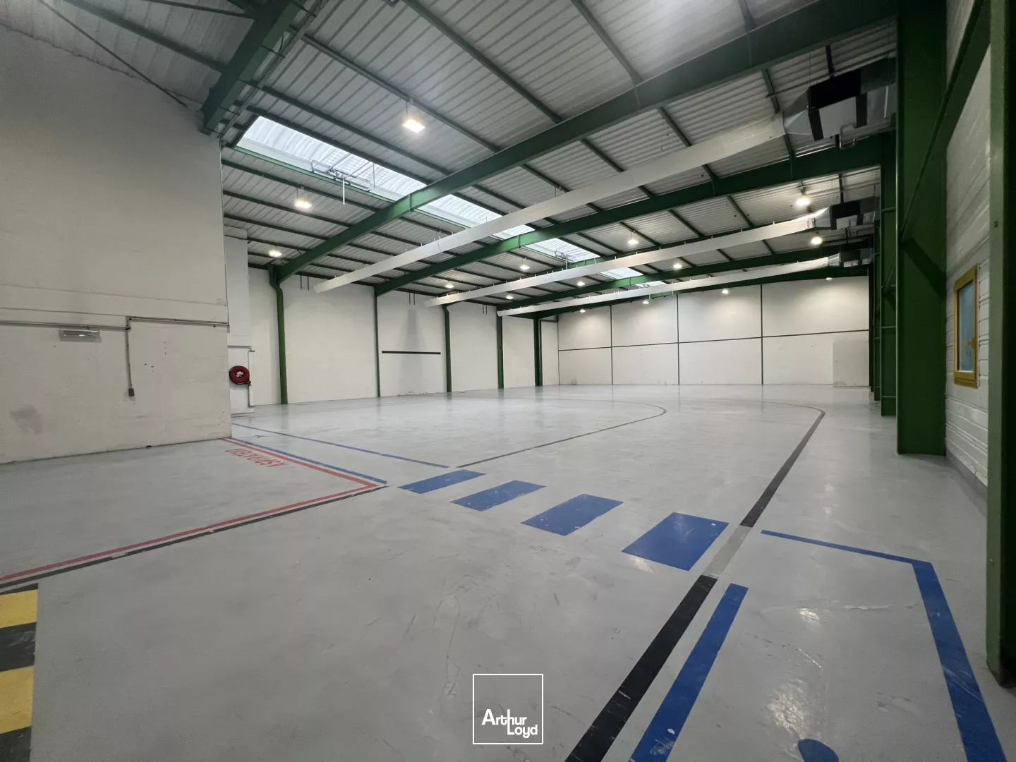 Location locaux d'activité et bureaux modulables - Surface de 4174 m2 divisibles à partir de 760 m2 - Le Mesnil Amelot, proche Paris CDG