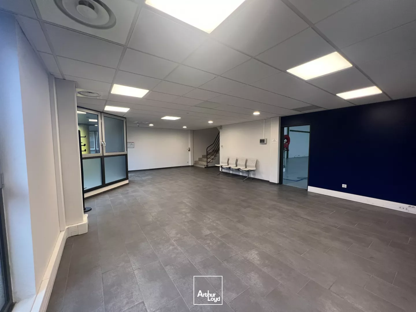 Location locaux d'activité et bureaux modulables - Surface de 4174 m2 divisibles à partir de 760 m2 - Le Mesnil Amelot, proche Paris CDG