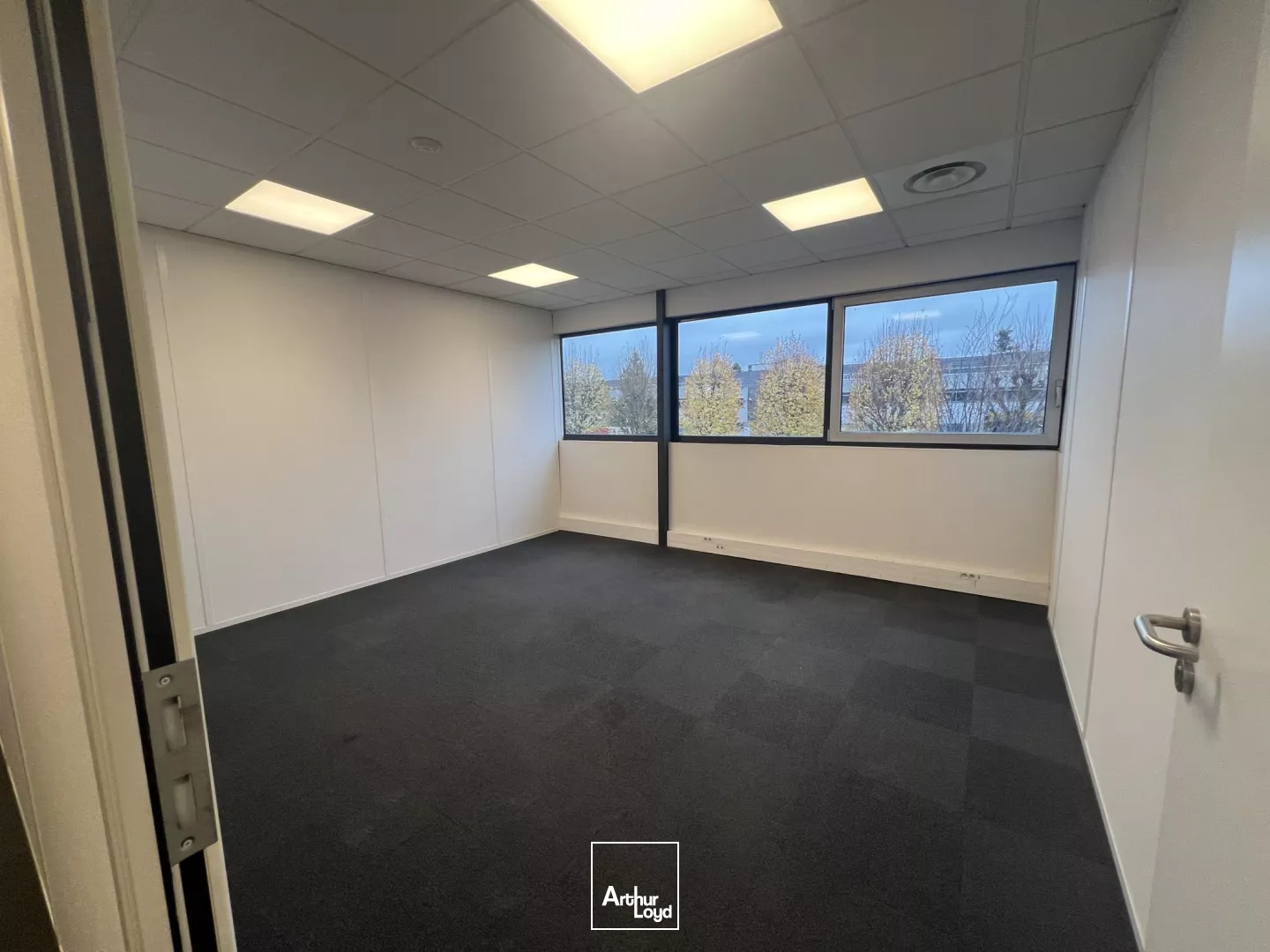 Location locaux d'activité et bureaux modulables - Surface de 4174 m2 divisibles à partir de 760 m2 - Le Mesnil Amelot, proche Paris CDG