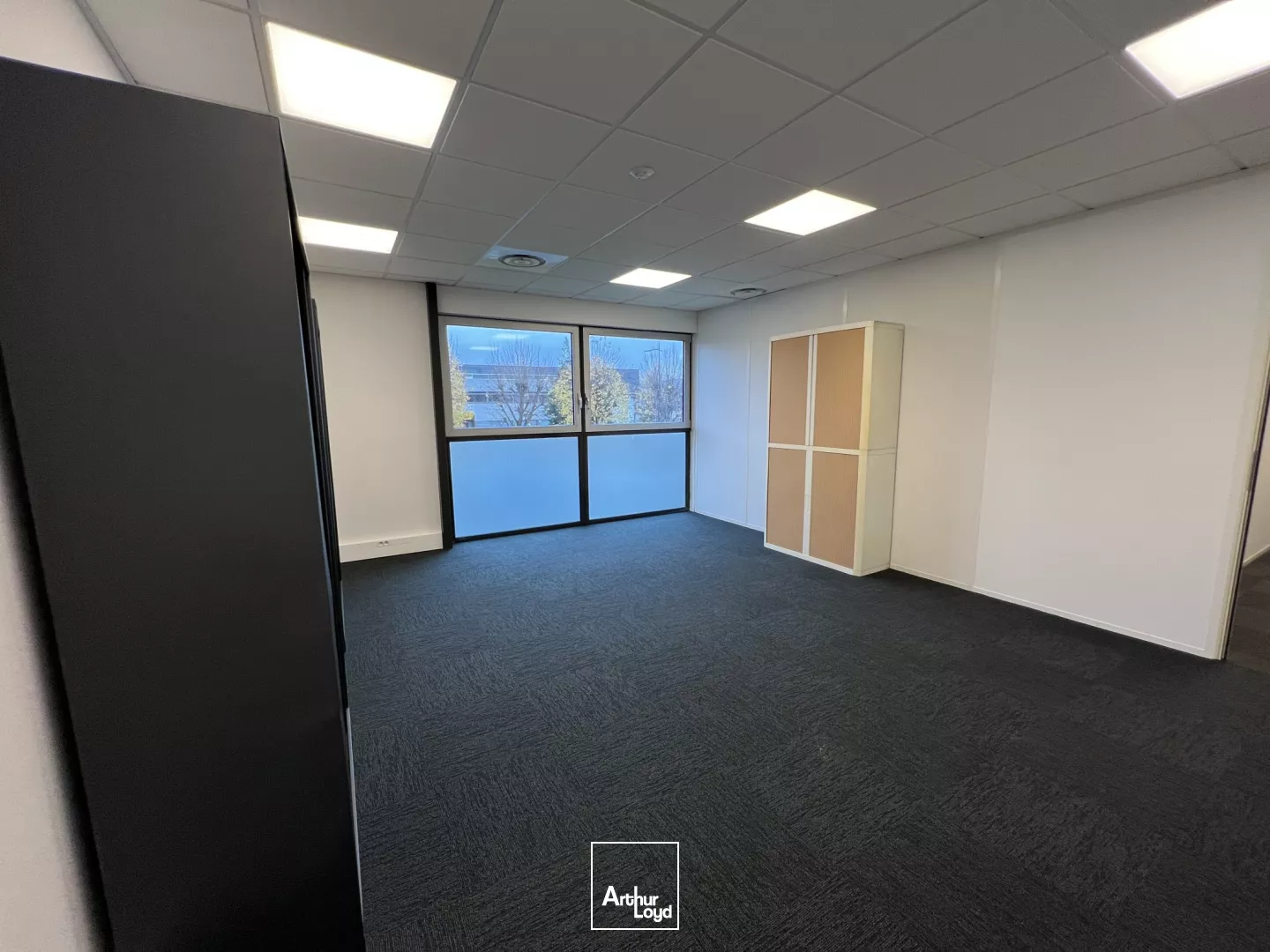 Location locaux d'activité et bureaux modulables - Surface de 4174 m2 divisibles à partir de 760 m2 - Le Mesnil Amelot, proche Paris CDG