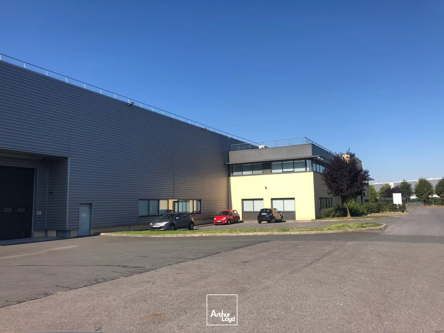 Location locaux d'activité et bureaux modulables - Surface de 4174 m2 divisibles à partir de 760 m2 - Le Mesnil Amelot, proche Paris CDG