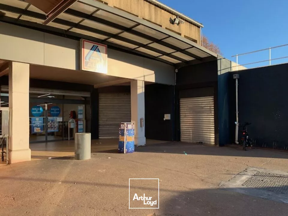 AVIGNON PERIPHERIE local commercial à louer d'environ 270 m2 