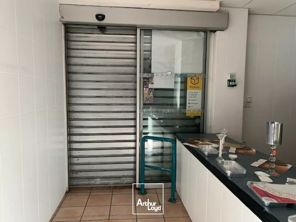 AVIGNON PERIPHERIE local commercial à louer d'environ 270 m2 