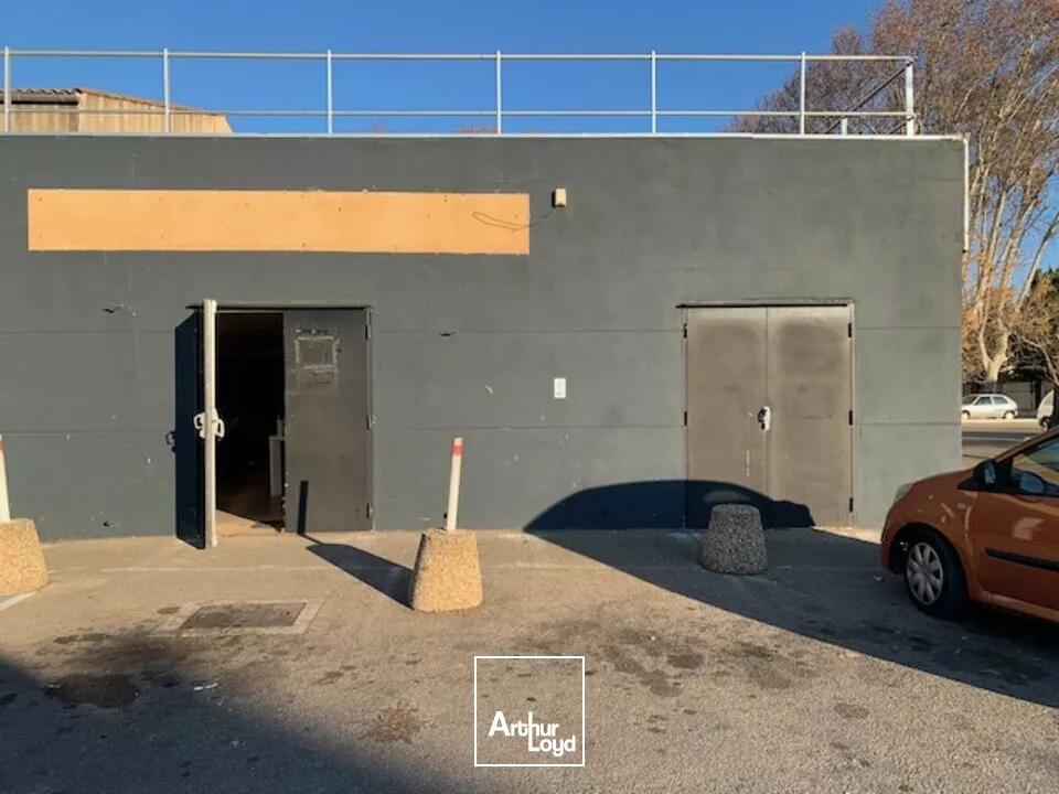 AVIGNON PERIPHERIE local commercial à louer d'environ 270 m2 