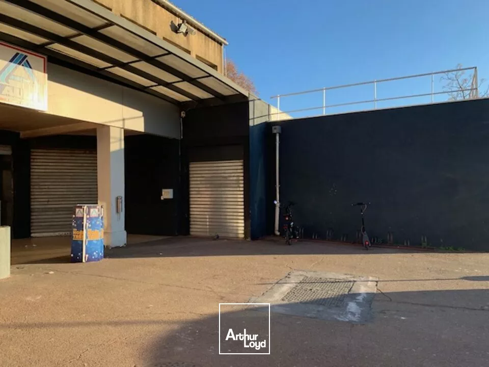 AVIGNON PERIPHERIE local commercial à louer d'environ 270 m2 