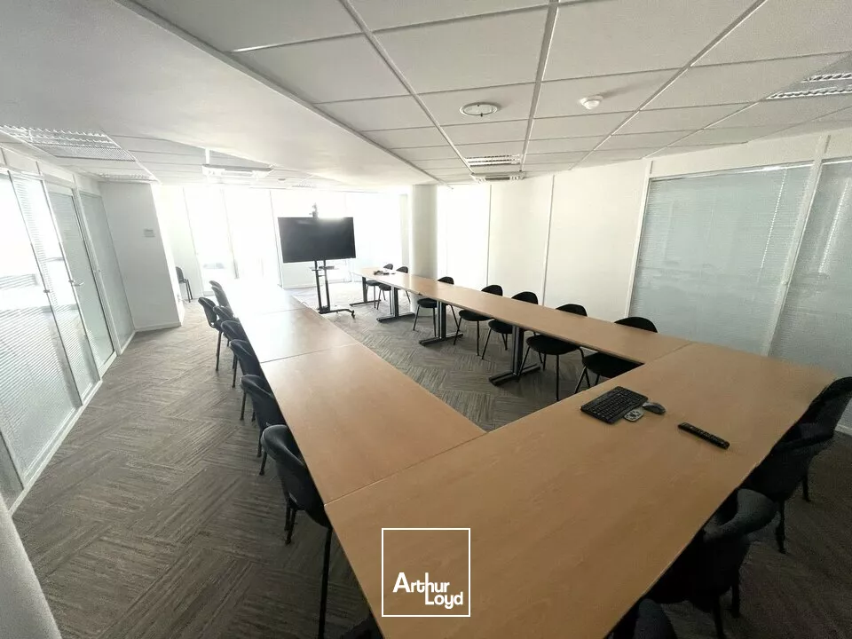 A LOUER BUREAUX POITIERS HYPER CENTRE 270.85m² + PLACES DE STATIONNEMENT