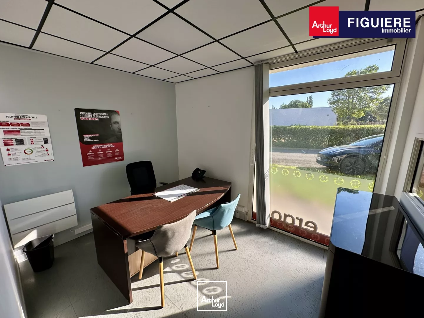 Bureaux a louer en RDC avec visibilité de la D9 et parking 