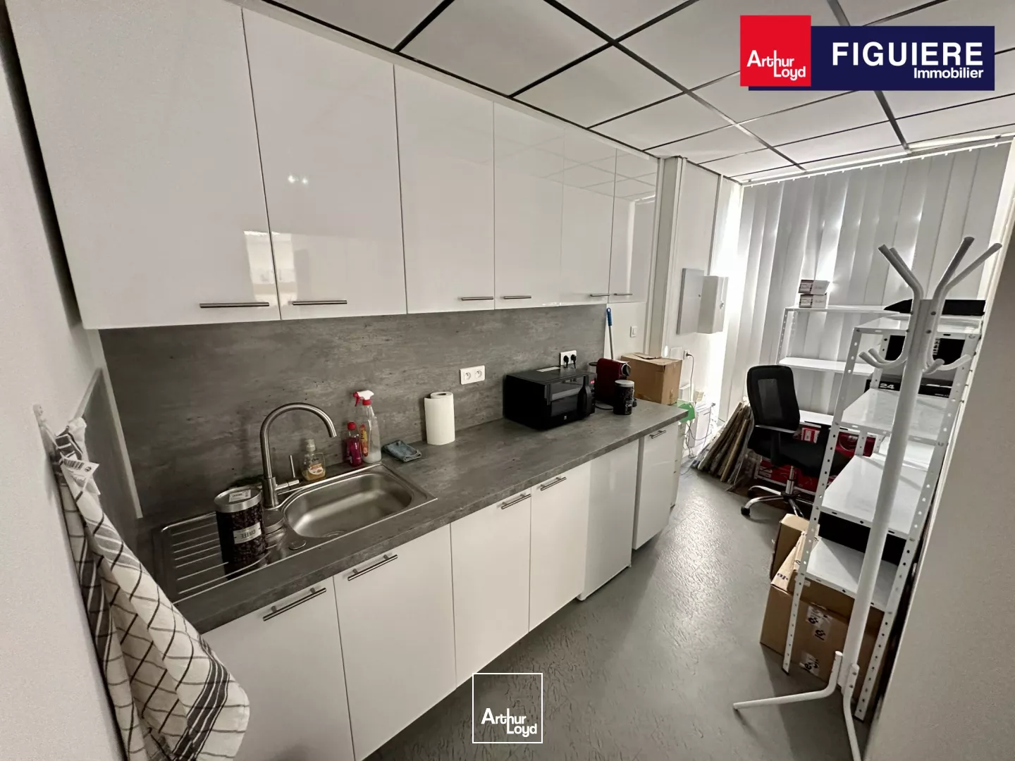 Bureaux a louer en RDC avec visibilité de la D9 et parking 