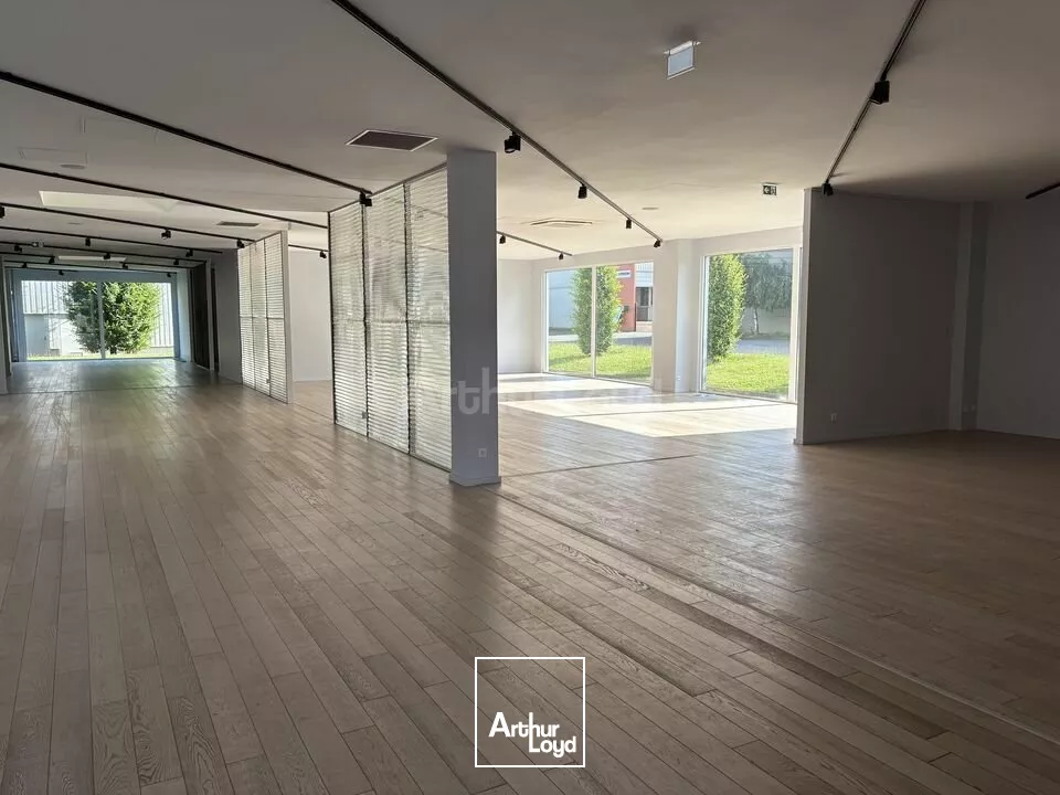 LOCAL COMMERCIAL à LOUER de 830 m²