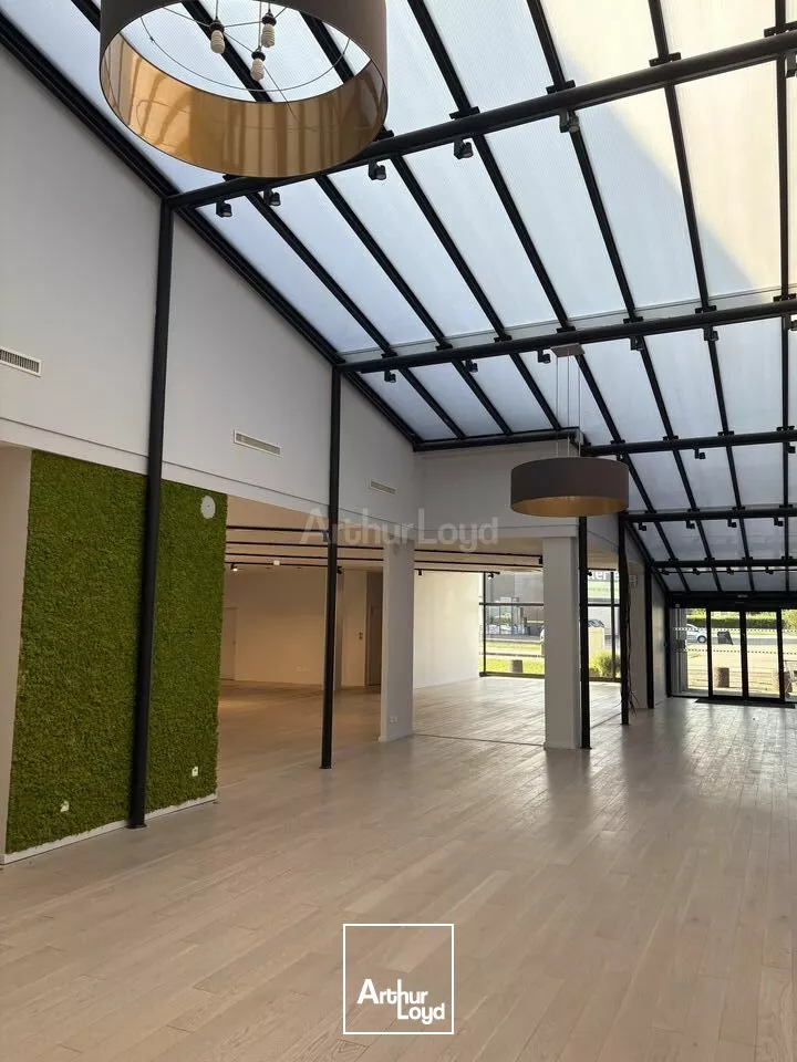 LOCAL COMMERCIAL à LOUER de 830 m²