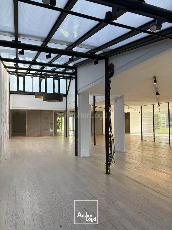 LOCAL COMMERCIAL à LOUER de 830 m²