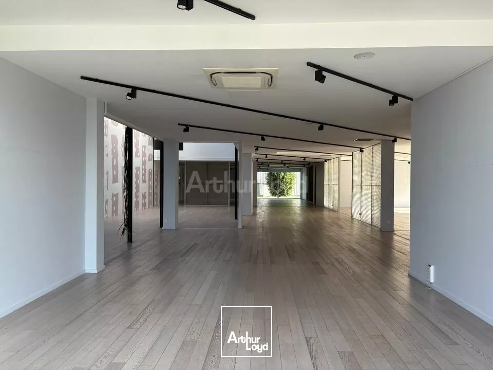 LOCAL COMMERCIAL à LOUER de 830 m²