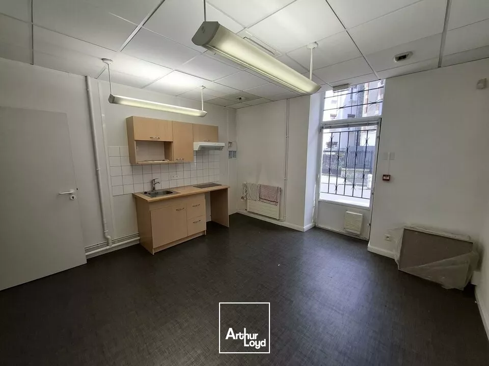 CLERMONT FERRAND BUREAUX A VENDRE 225 M²