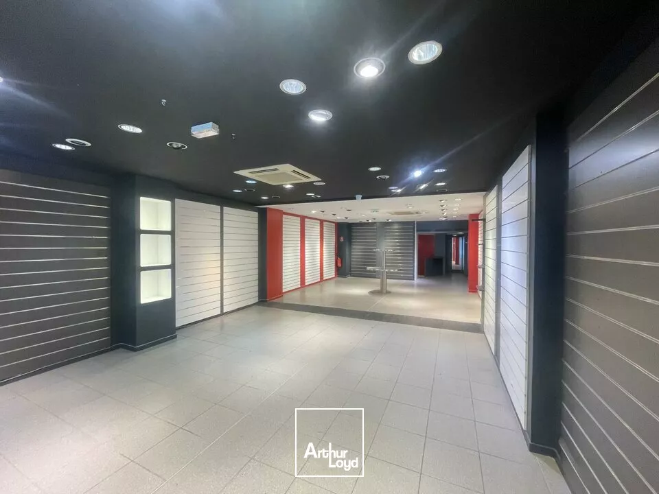 LA ROCHE-SUR-YON  LOCAL COMMERCIAL DE 160M² À LA LOCATION  - EMPLACEMENT N°1