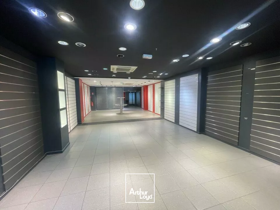 LA ROCHE-SUR-YON  LOCAL COMMERCIAL DE 160M² À LA LOCATION  - EMPLACEMENT N°1