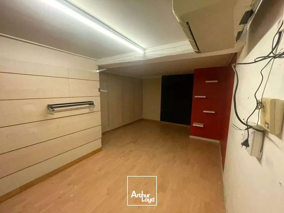 LA ROCHE-SUR-YON  LOCAL COMMERCIAL DE 160M² À LA LOCATION  - EMPLACEMENT N°1