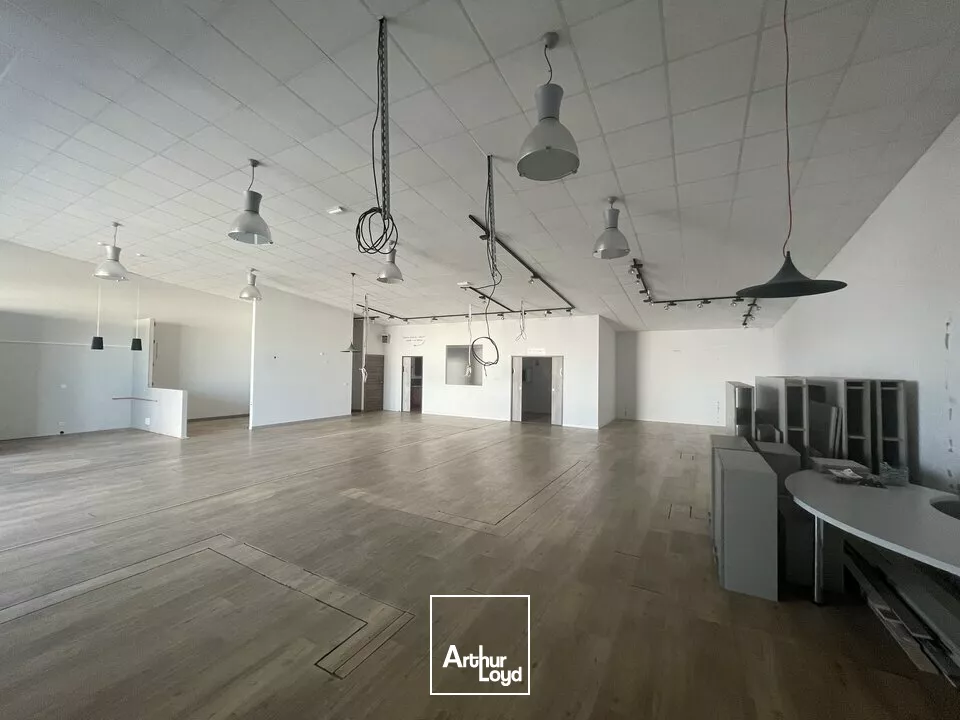 A LOUER - BUREAUX COMMERCIAUX DE 230m² - ZONE COMMERCIALE DYNAMIQUE - POITIERS