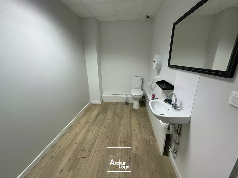 A LOUER - BUREAUX COMMERCIAUX DE 230m² - ZONE COMMERCIALE DYNAMIQUE - POITIERS