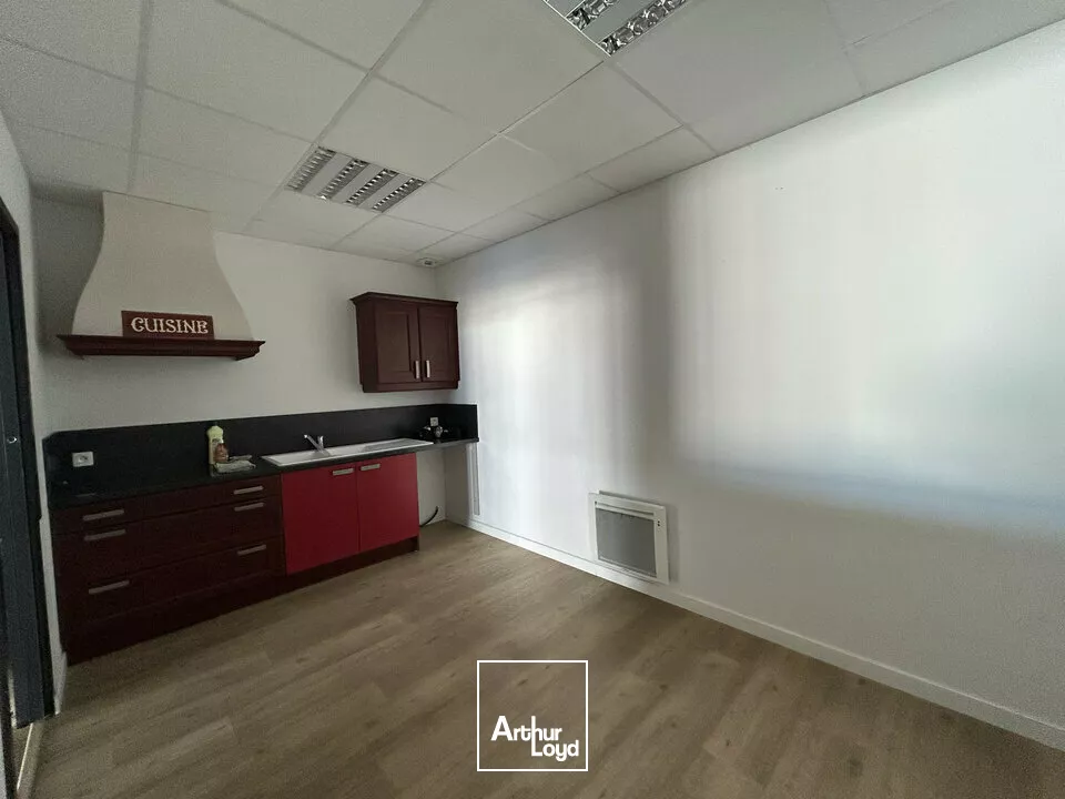 A LOUER - BUREAUX COMMERCIAUX DE 230m² - ZONE COMMERCIALE DYNAMIQUE - POITIERS