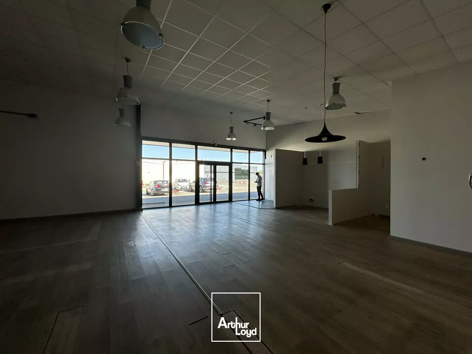 A LOUER - BUREAUX COMMERCIAUX DE 230m² - ZONE COMMERCIALE DYNAMIQUE - POITIERS